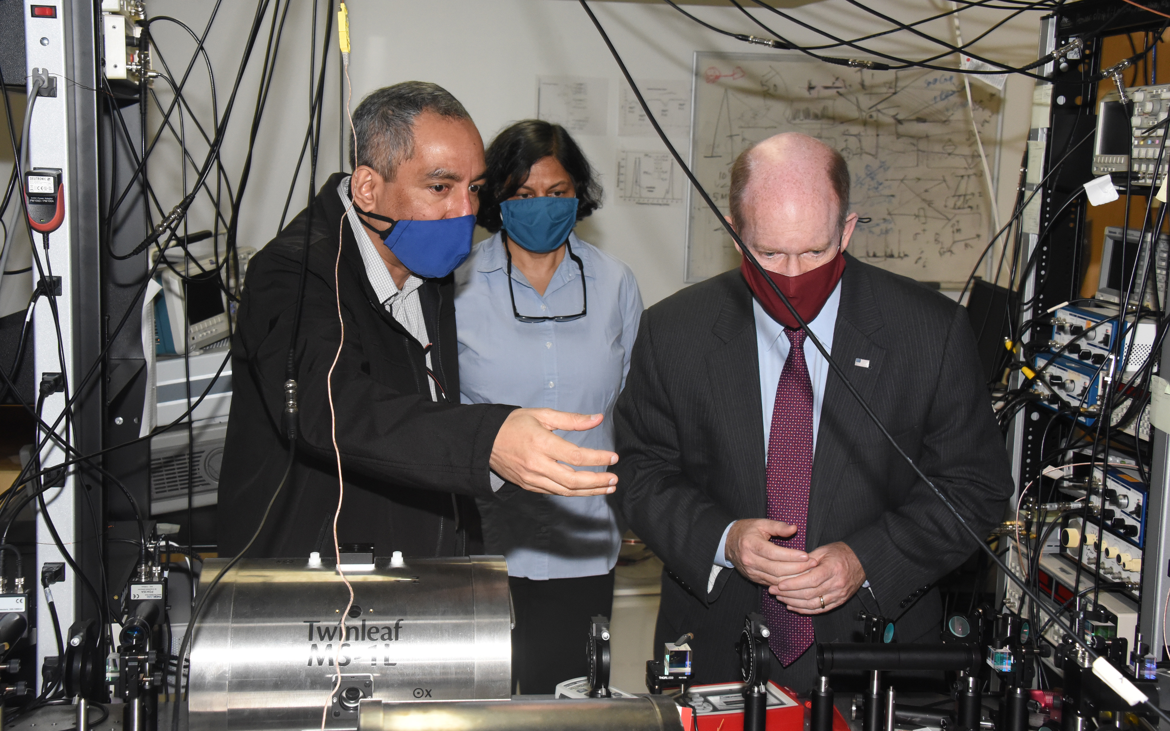 (L-r) Dr. Gour Pati and Dr. Renu Tripathi discuss their quantum sensing research to U.S. Sen. Chris Coons.