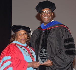 University President Wilma Mishoe presents alumnus Kevin Wright with the Keynote Speaker Award.