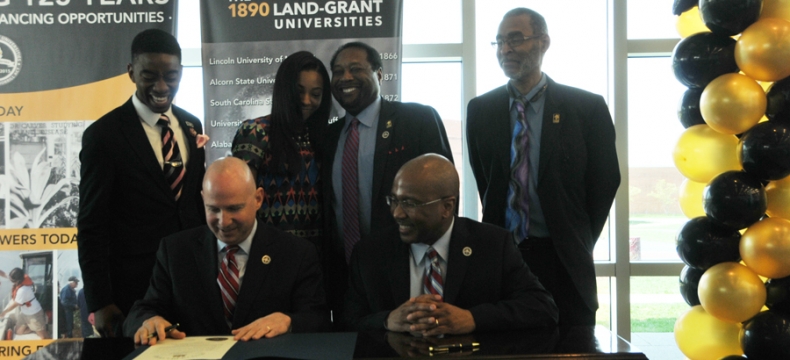 Gov. Markell signs Land Grant Proclamation at DSU