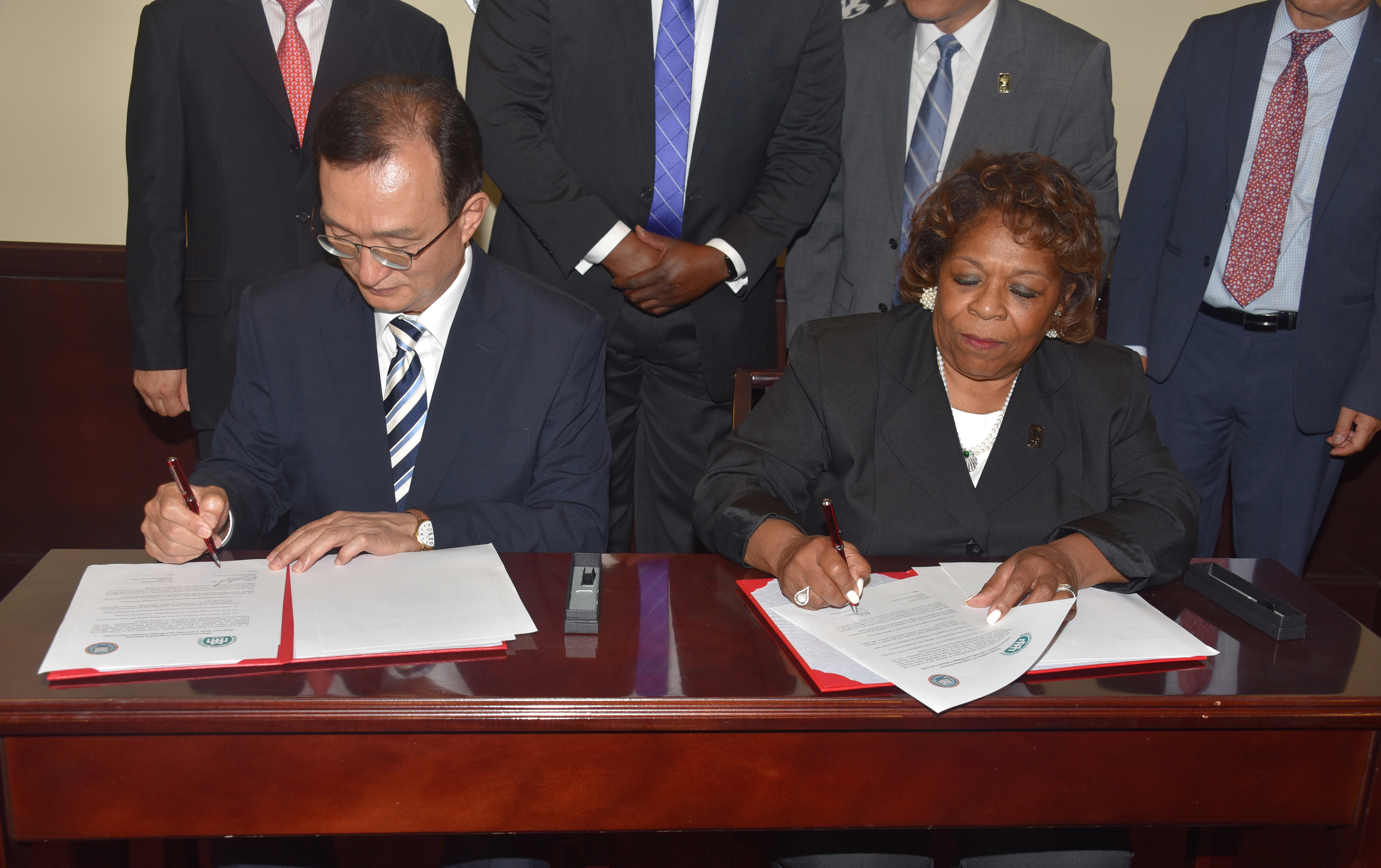 (L-r) Mokpo National University President Min-Seo Park and Delaware State University President Wilma Mishoe sign an agreement that will make possible study abroad and collaboration opportunities.