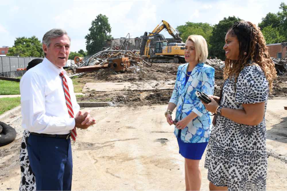 Gov. Carney receives ECIC update during University visit