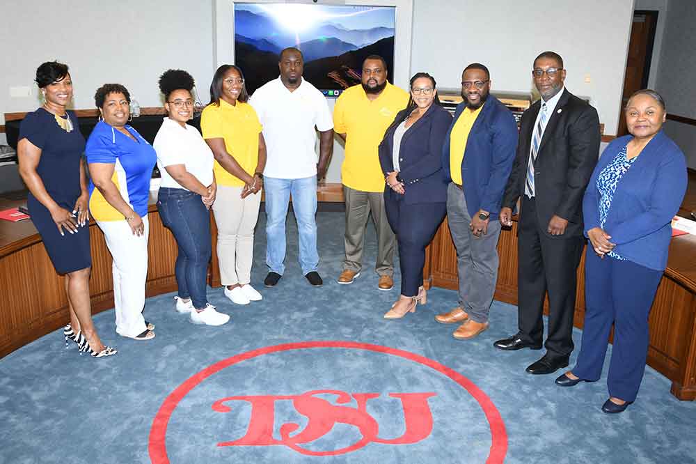 IT's Donna Akins (l) and Darrell McMillion and Provost Sandra DeLauder (far right) pose with visiting administrators from Fort Valley State University who came to the campus to learn about DSU's implementation of the Apple Initiative.
