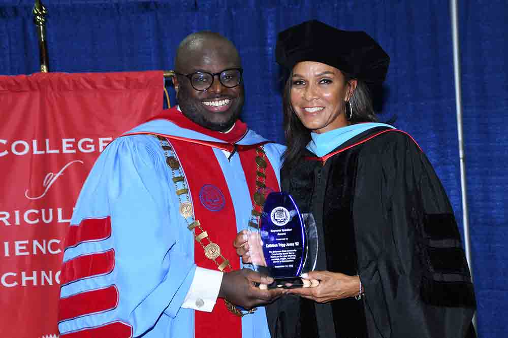 University President Tony Allen presents the Keynote Speaker Award to Cathleen Trigg-Jones after her address to the new freshman class at the Sept. 12 Convocation Ceremony