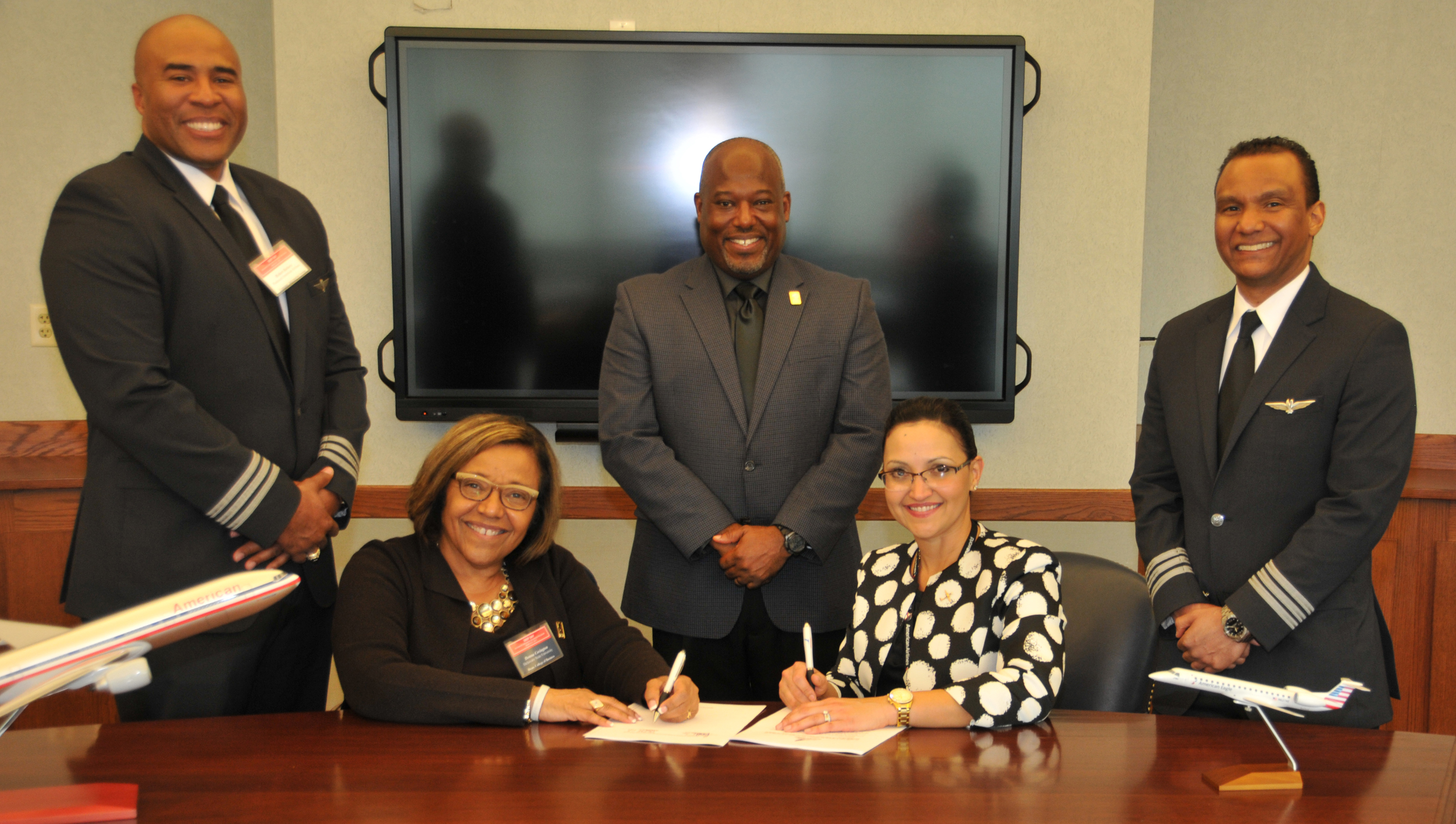 (Seated l-r) DSU College of Business Dean Donna Covington and Lynette Darnell, Piedmont Cadet Program manager.
(Standing l-r) First Officer Robert Barkers of American Airlines; Lt. Col. Michael Hales, director of the DSU Aviation Program; and First Officer Antonio Verges of American Airlines